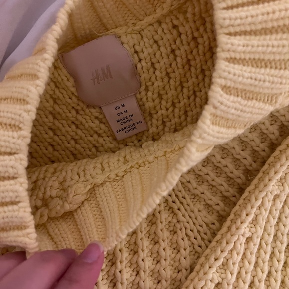 Beautiful H&M sweater perfect for fall size women medium - Picture 2 of 3
